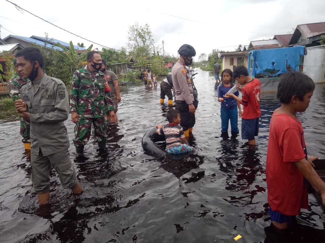 Tinjau Banjir, Kapolsek Bangko Ingatkan Masyarakat Waspada