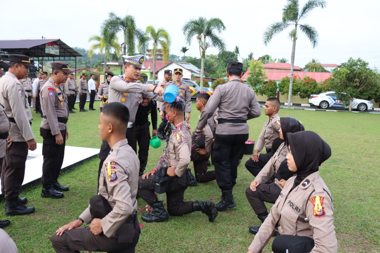 Sepuluh Bintara Remaja  Polres Kampar Ikuti Tradisi Pembaretan