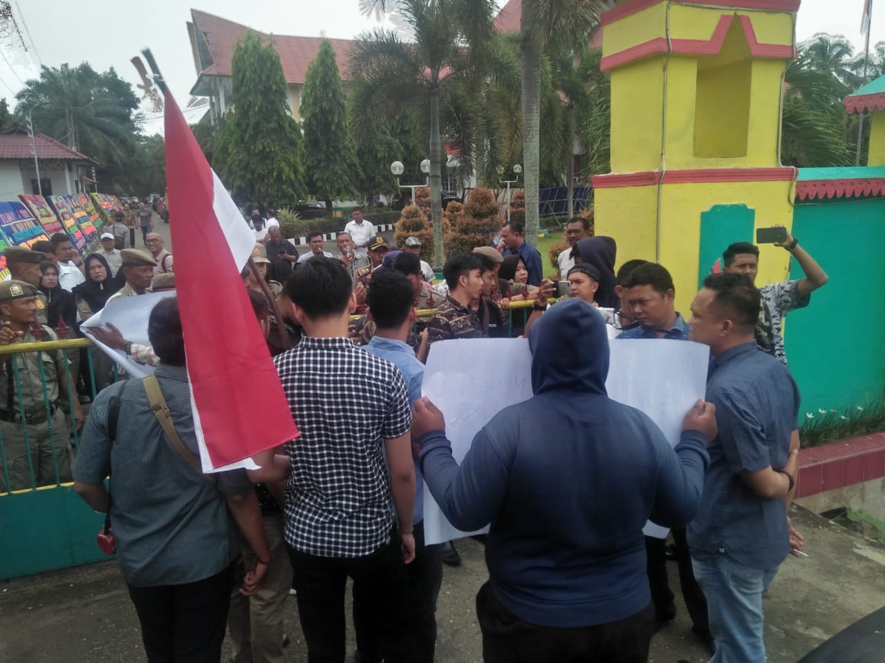 Puluhan Mahasiswa Demo Dikantor DPRD Asahan Saat Pelantikan Anggota Dewan