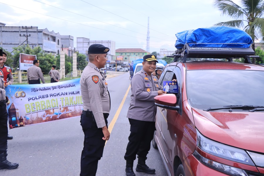 Wakapolres Rohil Pimpin Bagi-bagi Takjil Kepada Masyarakat Pengguna Jalan