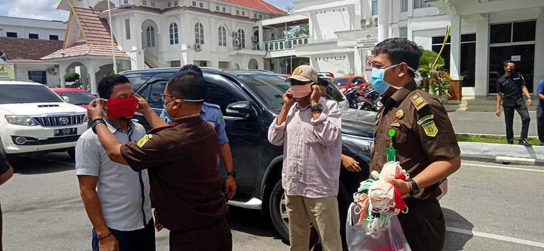 Kejari Rohil Bagikan 2 Ribu Masker