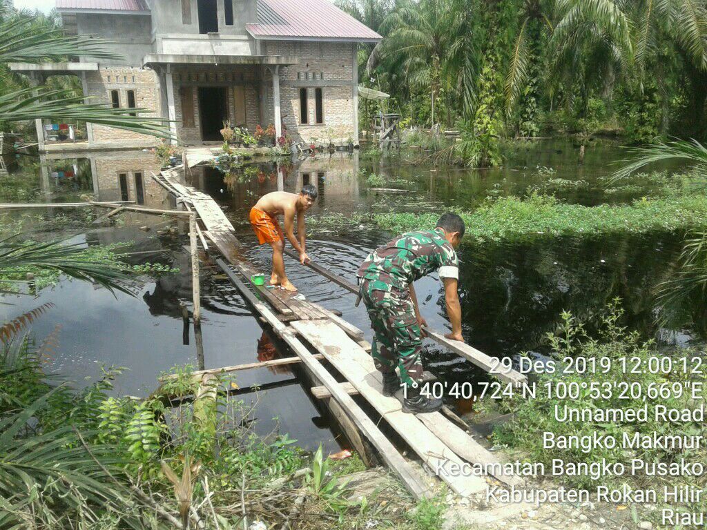 Babinsa Bantu Warga Perbaiki Jembatan Menuju Rumah