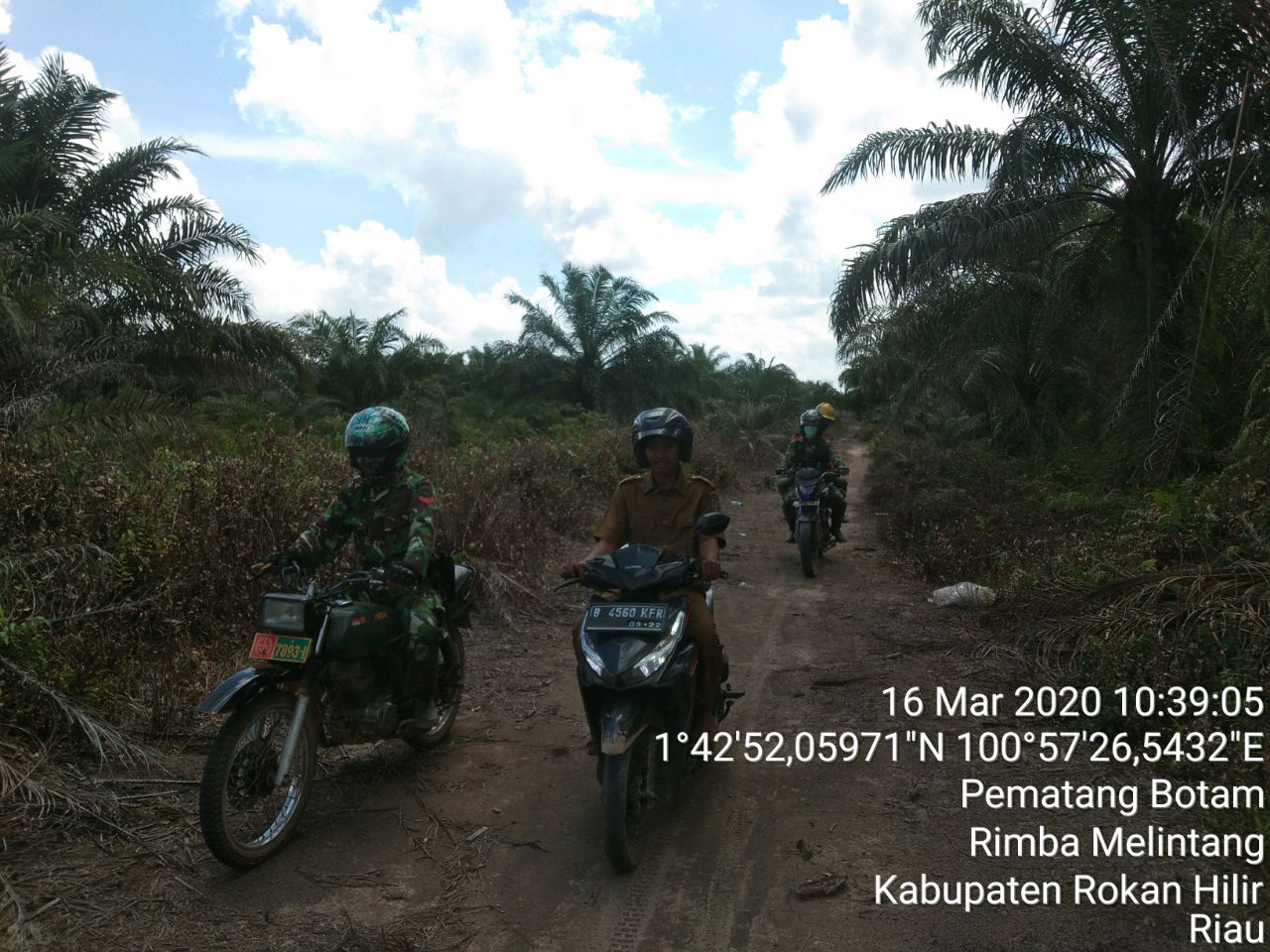 Babinsa Bersama Aparat Desa Dan MPA Laksanakan Patroli Karhutla