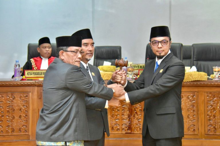 Zulfan Azmi Resmi Dilantik Menjadi Pimpinan DPRD Kampar Periode 2024-2029