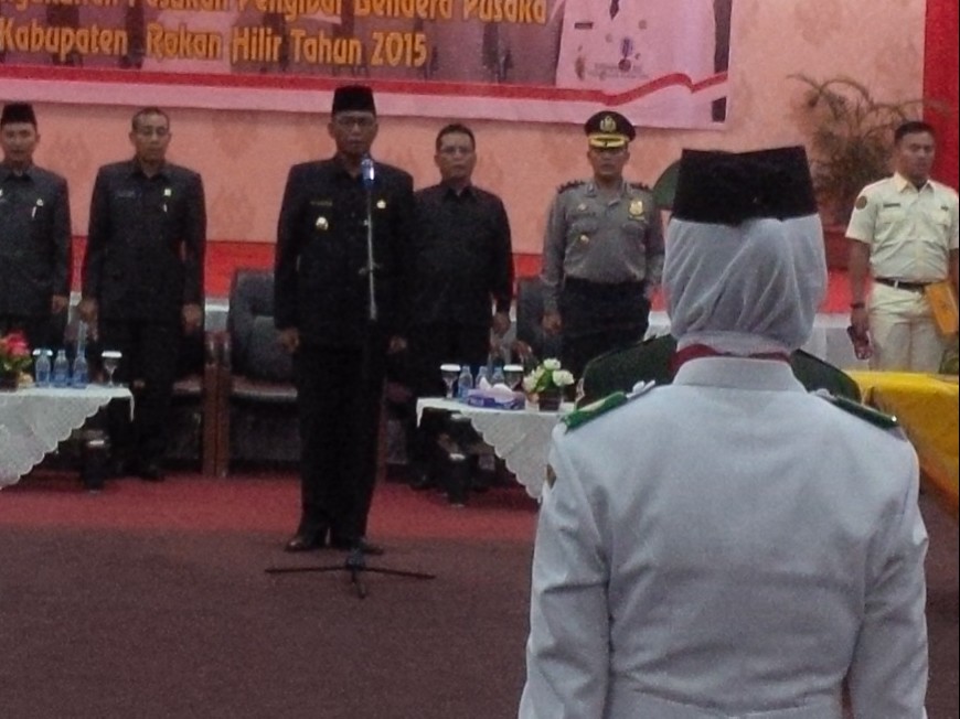 Bupati Rohil Suyatno Kukuhkan 33 Paskibraka 2015