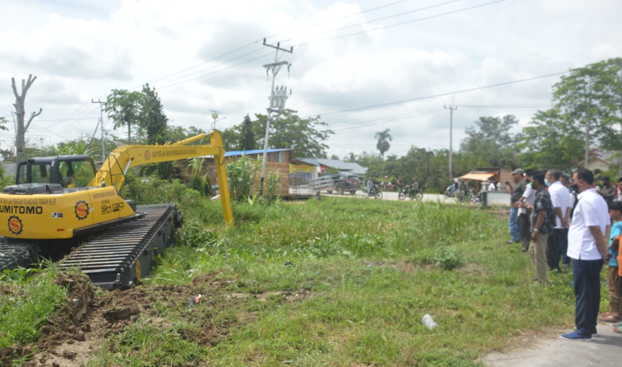 Bupati Rohil Lihat Aktifitas Ekscavator Amphibi Rp 4,7 Miliar di Parit Atmo