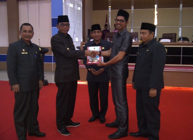 DPRD Rohil Paripurnakan LKPJ Bupati 2018 Dan Pembahasan 16 Ranperda DPRD Rohil Paripurnakan LKPJ Bupati 2018 Dan Pembahasan 16 Ranperda