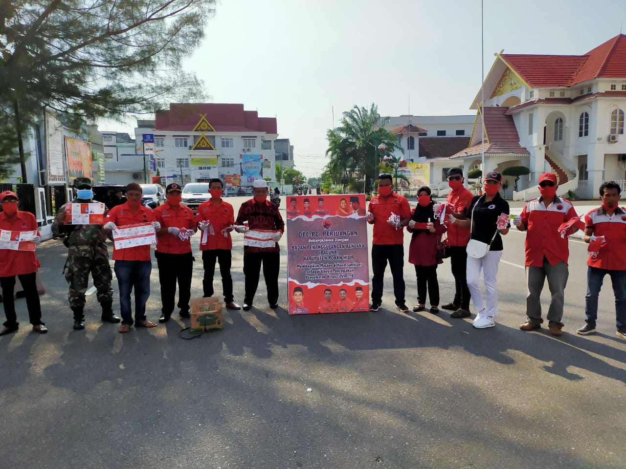 Partai PDI P dan Baguna Rokan Hilir Bagi Bagi Masker dan Hand Sanitizer