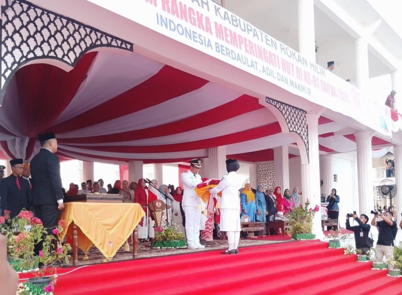 Pesan Wabup Rohil Jhony Charles di Momen Penurunan Bendera HUT ke-81 RI