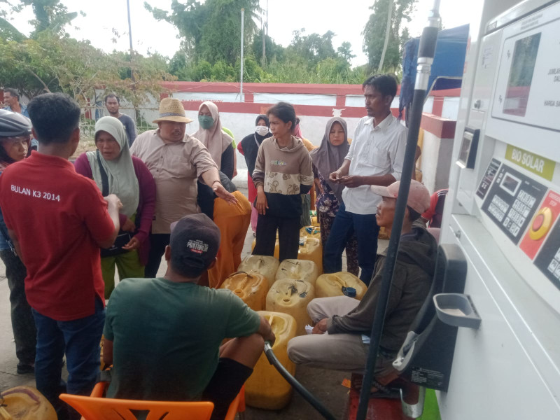 15 Hari Tak Melaut, Berkat Bupati Rohil Afrizal Sintong Nelayan Dapatkan 8 Ton Solar Subsidi