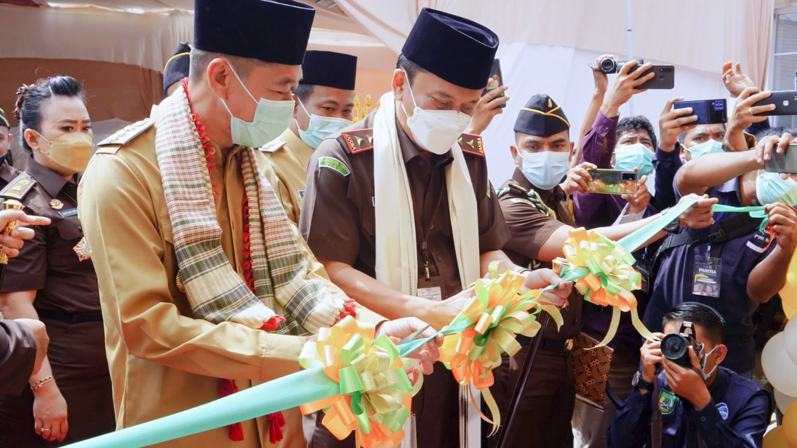 Didampingi Bupati Rohil, Kajati Riau Resmikan Musholla Al-haq Kejari