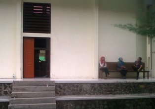 Waktu Sidang di PN Rohil Molor, Saksi dan Keluarga Terdakwa Kerap Mengeluh