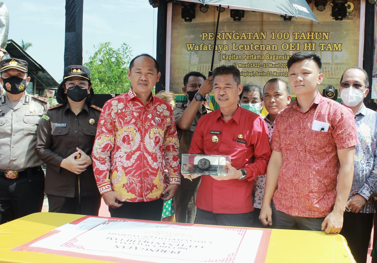 Bupati Rohil Hadiri Peringatan 100 Tahun Wafatnya Leutenan Oei Hi Tam