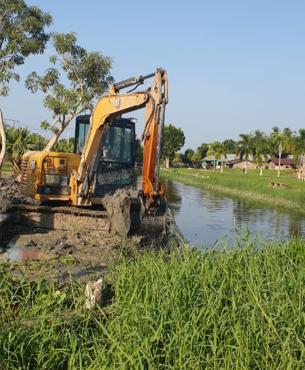 Dangkal dan Banyak Rumput, Ekscavator Mini Bersihkan Sungai Pabrik