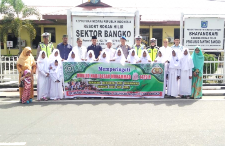 Polsek Bangko dan Ponpes As-Sunnah berbagi makanan kepada pengendara