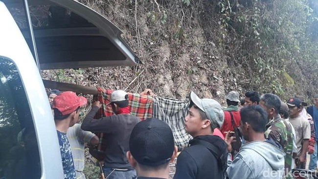 74 Tahun RI Merdeka, Warga Polman Sulbar Masih Gotong Jenazah 15 Km