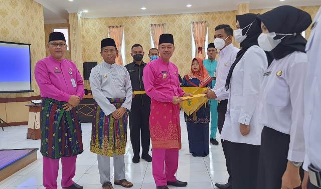 Bupati Rohil Serahkan SK Pengangkatan CPNS Formasi Tahun 2021