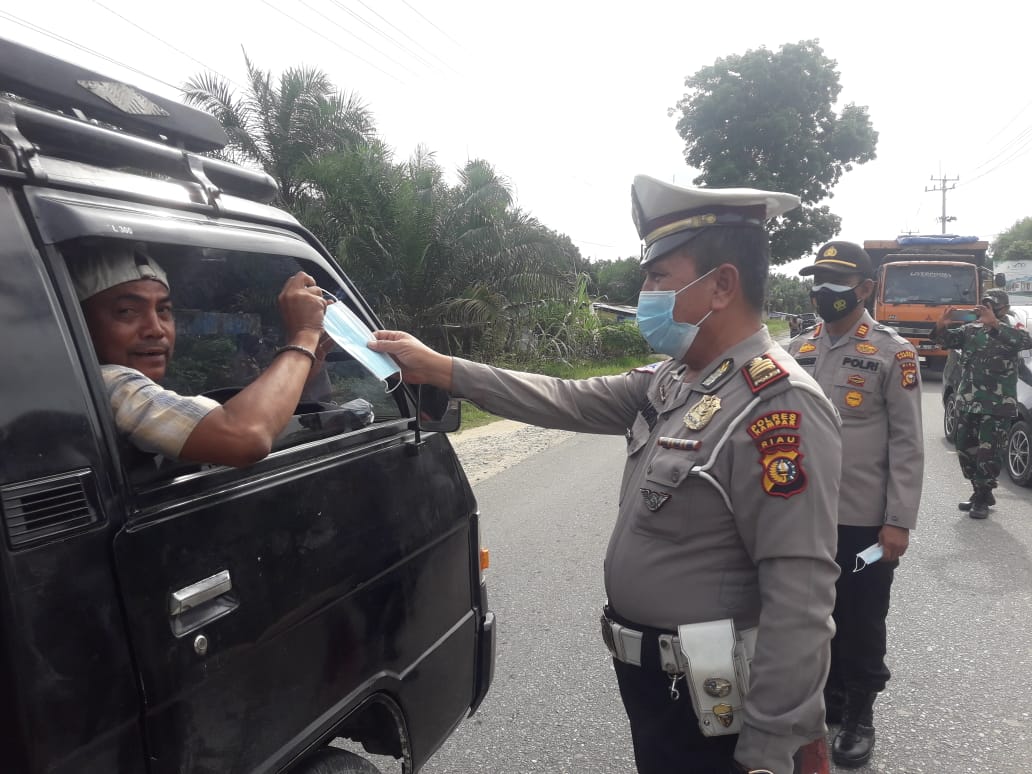 Tindak Lanjuti Program 100 Hari Kapolri, Polres Kampar dan Polsek Setiap Hari Bagikan Masker