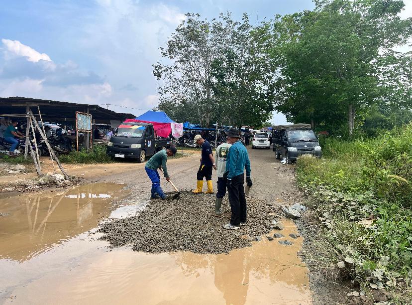 Pemda Lalai, Pemdes Koto Mesjid dan Warga Timbun Jalan yang Rusak Secara Swadaya