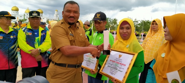 Pemkab Rohil Berikan Piagam Penghargaan Dan Piala Kepada Sekolah Adiwiyata