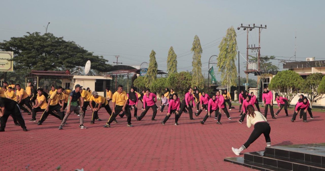 Semangat Bhayangkara Ke-80, Polres Rohil Pererat Kebersamaan Melalui Olahraga Bersama dan Bakti Sosi