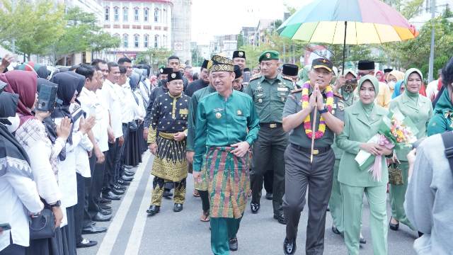 Kunker ke Rohil, Danrem 031 Wira Bima Terima Gelar Adat Datuk Panglimo Lelo Mudo Dari LAM Rohil