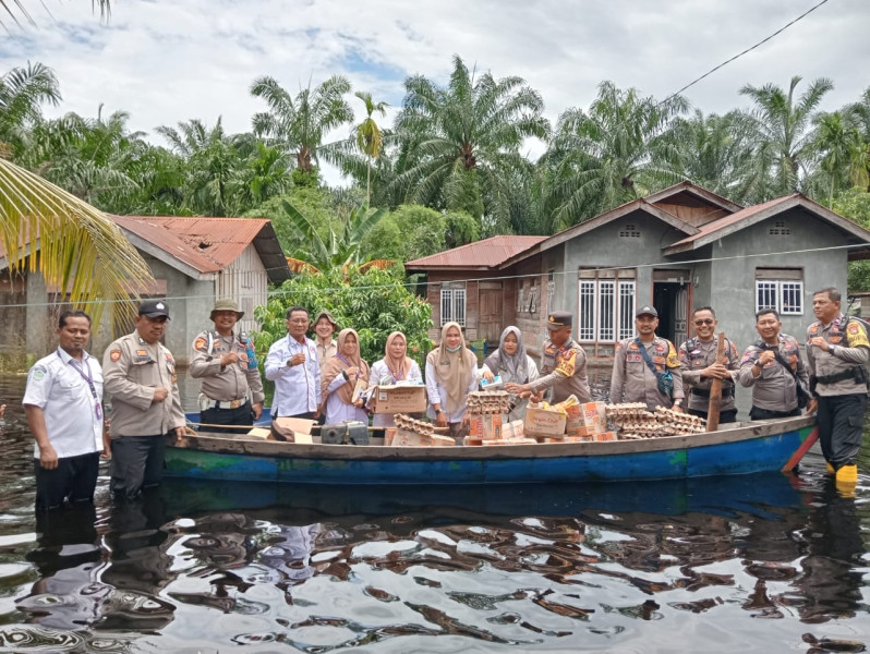 Korban Banjir Dikubu, Kapolres Rohil Beri Pengecekan Kesehatan dan Obat Gratis Serta Sembako