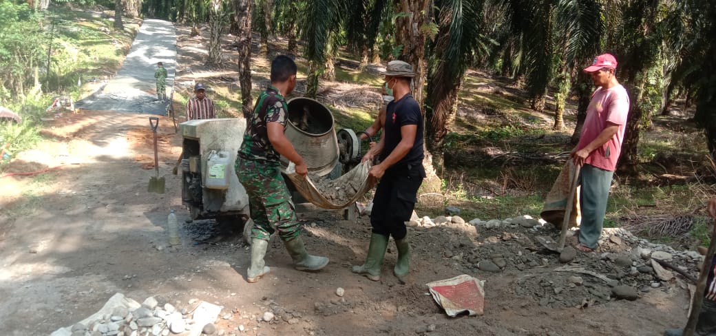 Satgas TMMD kek 111, Pengecoran Jalan Pemakaman Capai 60 Persen Satgas TMMD kek 111, Pengecoran Jalan Pemakaman Capai 60 Persen