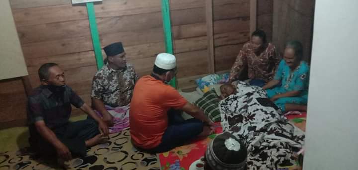 Bupati Rohil Suyatno Jenguk Warga Sakit di Jalan Satria Tangko Bupati Rohil Suyatno Jenguk Warga Sakit di Jalan Satria Tangko