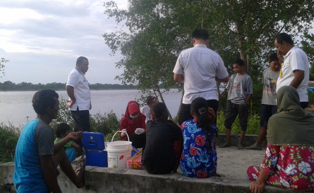 Tim DLH Rohil Ambil Sample Air Sungai Rokan