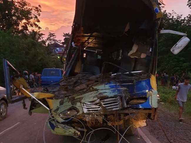 Bus Tabrak Truk di Banyuasin Sumsel, 3 Orang Tewas