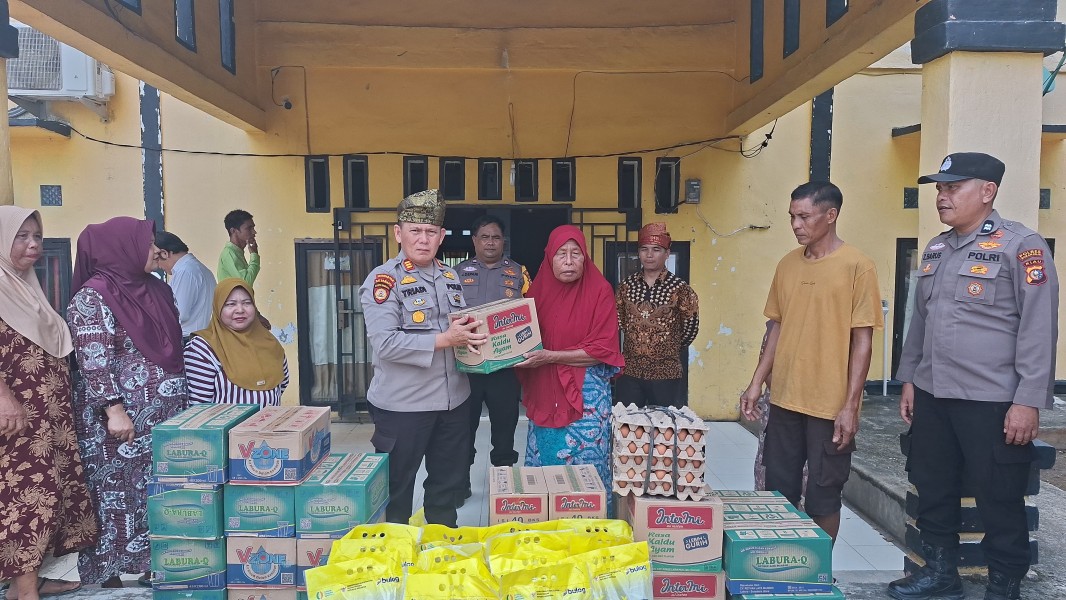Kapolres Rohil Salurkan Bantuan bagi Warga Terdampak Puting Beliung di Pematang Ibul