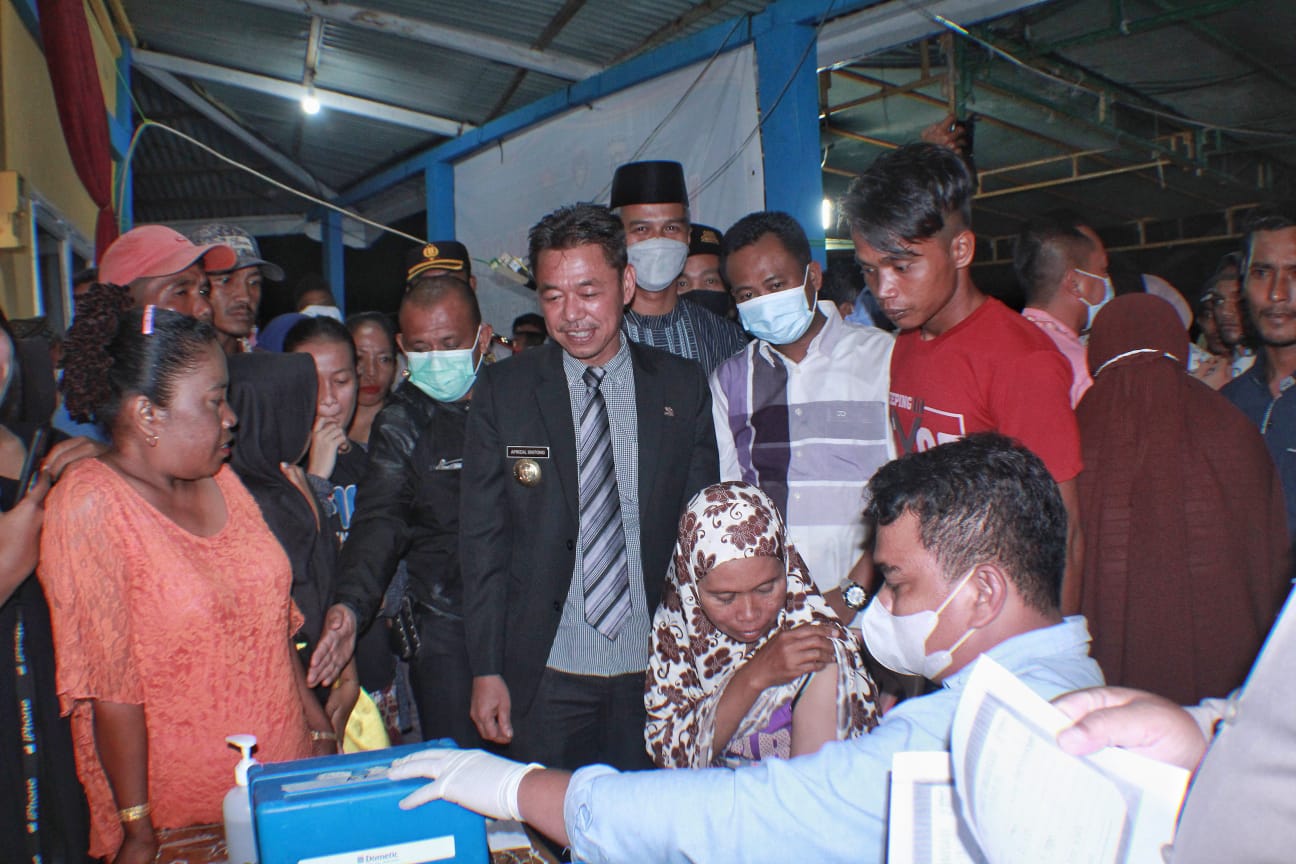 Bupati dan Wabup Rohil Kembali Tinjau Serbuan Vaksinasi Kepada Masyarakat Hingga Malam
