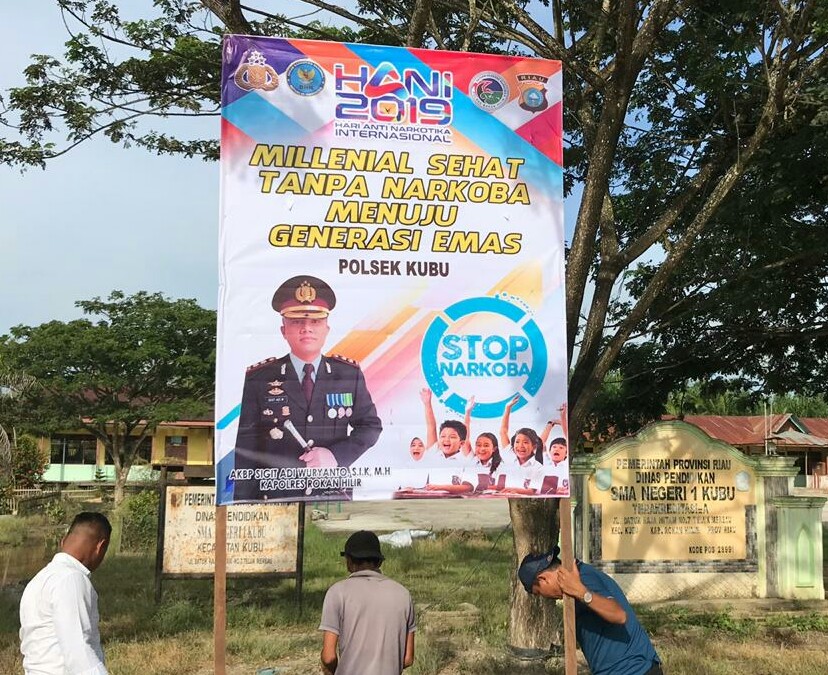 Sadar Akan Bahaya Narkoba, Polsek Kubu Bentang Spanduk Anti Narkoba