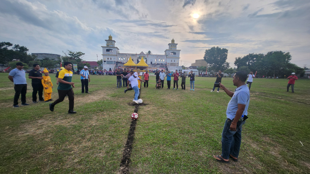 Ketua KONI Rohil Buka Secara Resmi Turnamen Sepakbola Silaturahmi Cup 2024