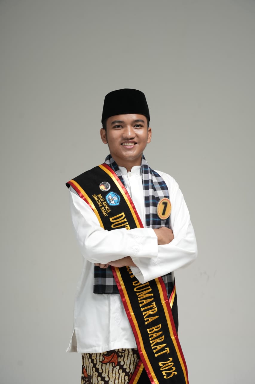 Muhammad Rifki Al Farez Terima Penghargaan Duta Bahasa Terbaik V Sumatera Barat Tahun 2025