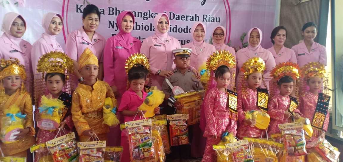 Kunker ke Polres Rohil, Ketua Bhayangkari Riau : Banyak Anak Terjerumus Narkoba Kunker ke Polres Rohil, Ketua Bhayangkari Riau : Banyak Anak Terjerumus Narkoba