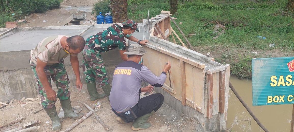 TNI dan Warga Lanjutkan Pemotongan Besi Pembangunan Box Culvert