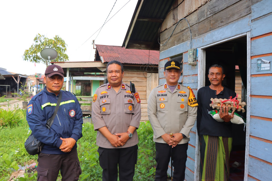 Kapolres Rohil Memberikan Bantuan Tali Asih ke Masyarakat Kurang Mampu di Bagansiapiapi