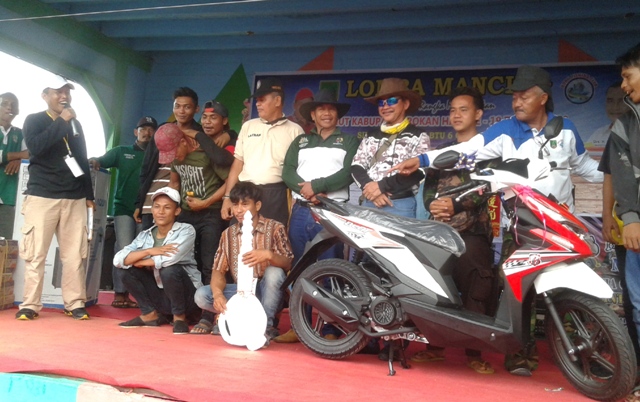 Pemilik Ikan Lundu Menangkan Lomba Mancing HUT Rohil Ke-19 Pemilik Ikan Lundu Menangkan Lomba Mancing HUT Rohil Ke-19