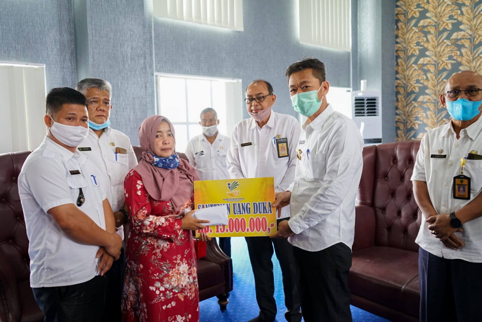 Bupati Rohil Berikan Santunan Korban Diterkam Buaya