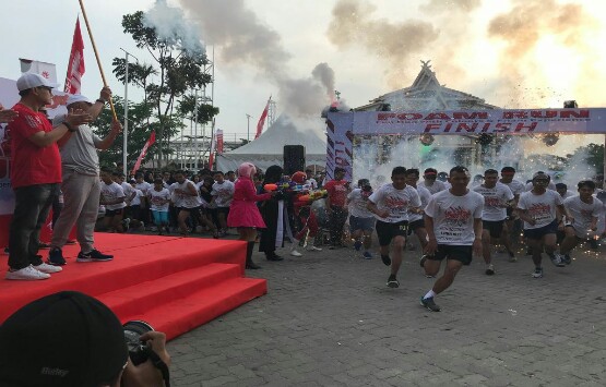 2.400 Pelari Ramaikan Foam Run Telkomsel Di Kota Pekanbaru