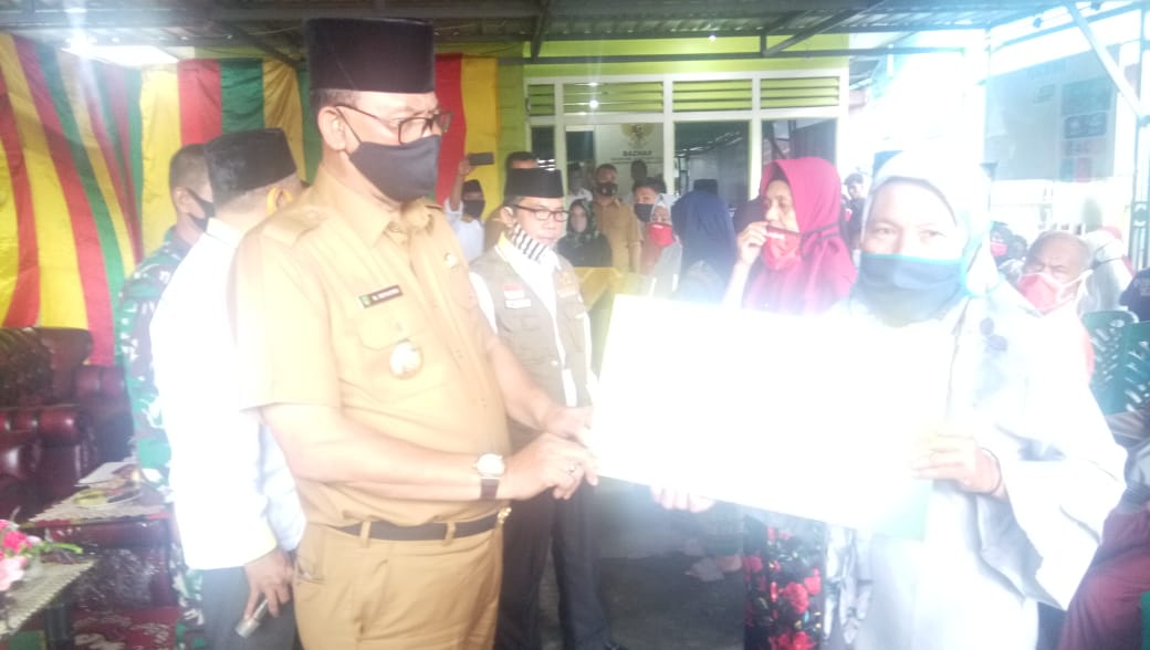 Secara Simbolis Bupati Suyatno Serahkan Bantuan Baznas ke Masyarakat