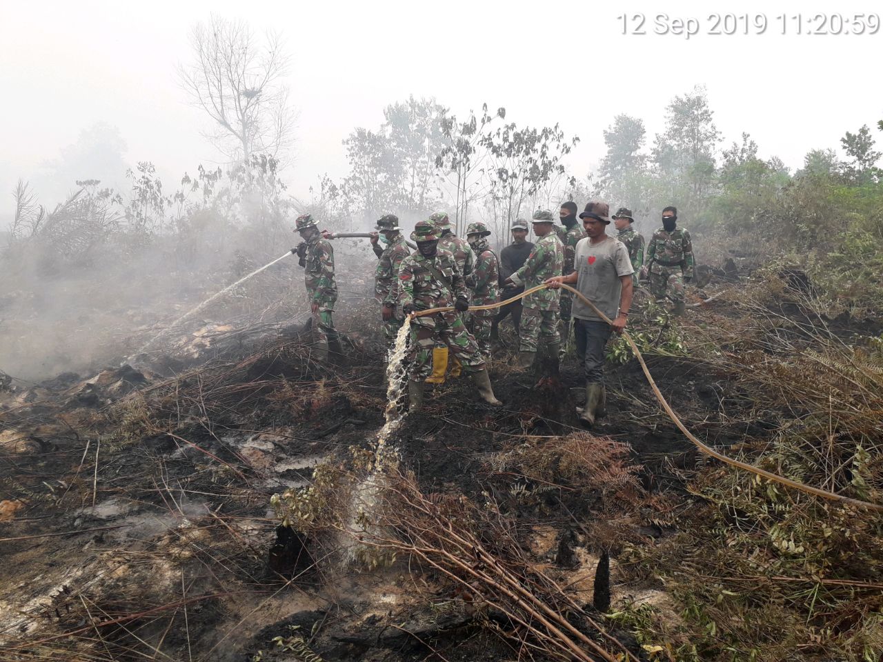 Koramil 05/RM Bantu Pemadaman Karlahut Di Rantau Bais