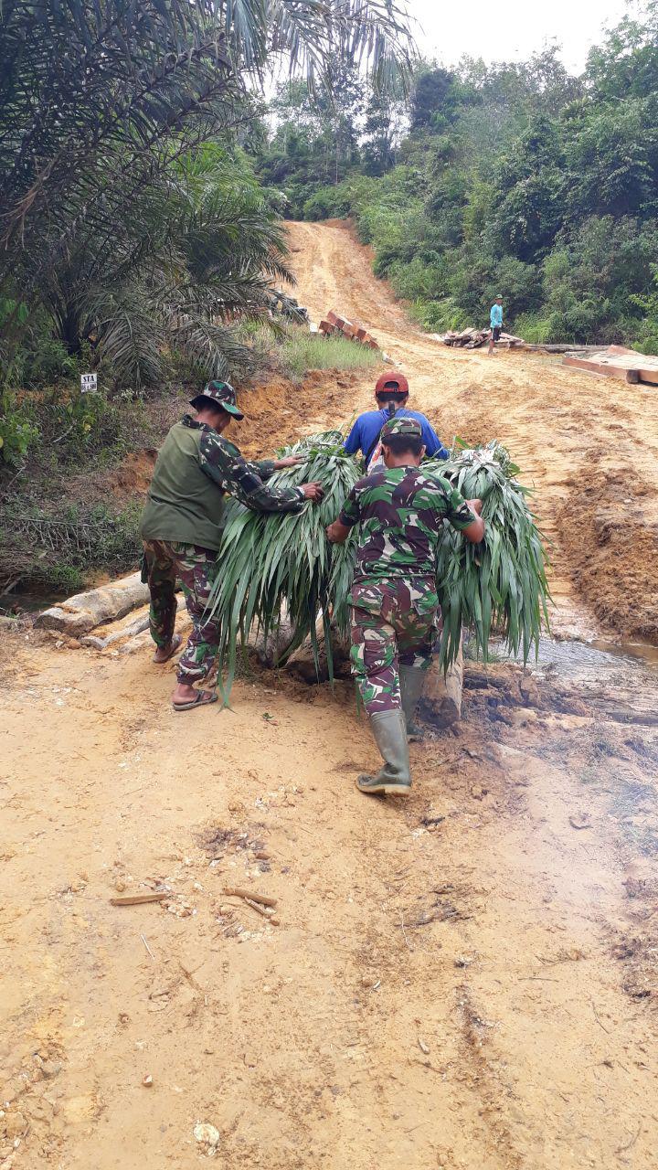 Satgas TMMD Ke 105 Kodim 0313/KPR Bantu Warga Seberangi Jembatan