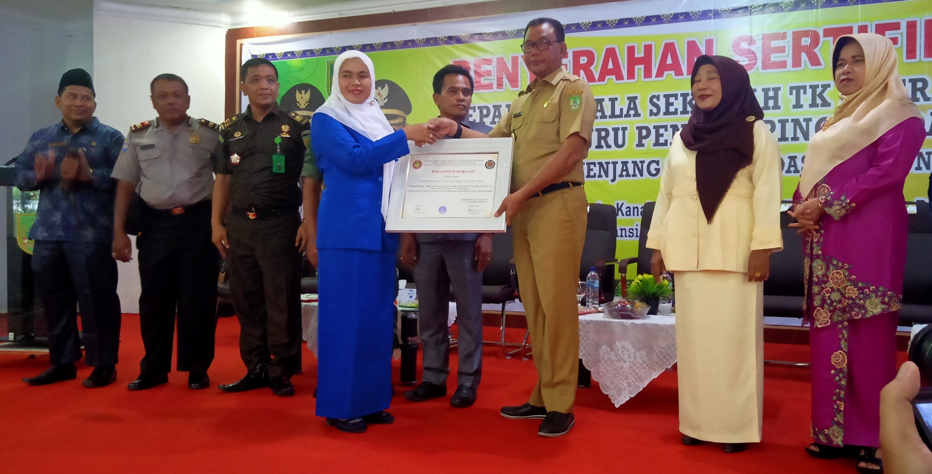 Suyatno Serahkan Sertifikat Kepada Kepala Sekolah TK Daerah Terdepan, Terluar dan Tertinggal Suyatno Serahkan Sertifikat Kepada Kepala Sekolah TK Daerah Terdepan, Terluar dan Tertinggal