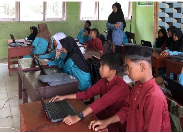 Mahasiswa Kukerta UNRI 2023 Laksanakan Program Pembelajaran Chromebook di SDN 014 Deli Makmur