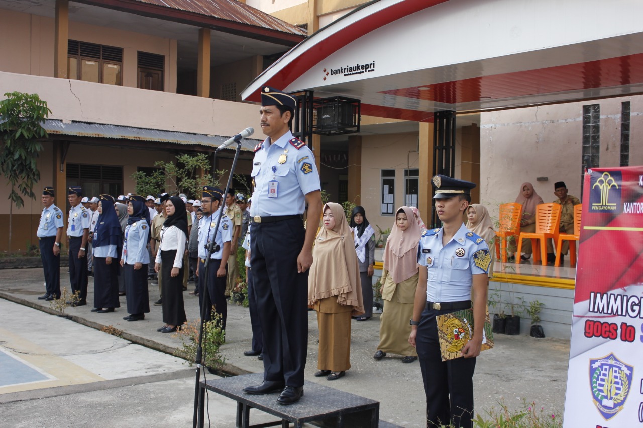 Kunjungi SMAN 1 Bangko, Kepala Imigrasi Rohil Jadi Pembina Upacara