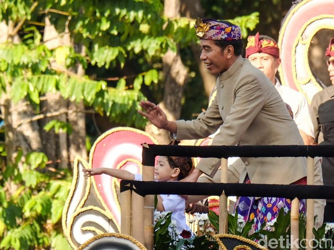 Naik Mobil Pawai Bersama Iriana-Jan Ethes, Jokowi Sapa Warga Bali