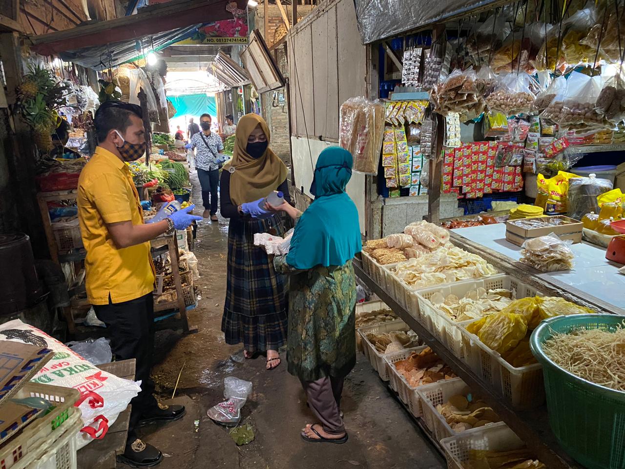 Hambat Sebaran Covid 19, Tokoh Muda Rohil Maliki Bagikan 1200 Botol Cairan Desinfektan